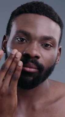 Özenle hazırlanmış sakallı düşünceli bir adamın detaylı portresi duygusal derinliğini güzelce gözler önüne seriyor.