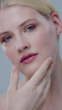 Yüzüne nazikçe dokunan, muazzam bir güzellik ve sükunet saçan genç bir kadının huzurlu ve büyüleyici portresi.