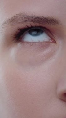 Nazikçe kapalı bir göz, güzel bir şekilde sergilenen yumuşak deri dokuları ve sakin duygular.