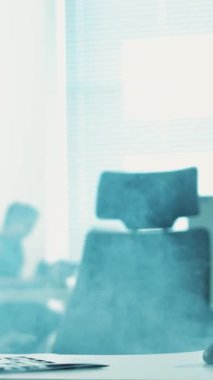 Çalışkan bir bireyin refah içinde çalıştığı modern bir ofis ortamı.