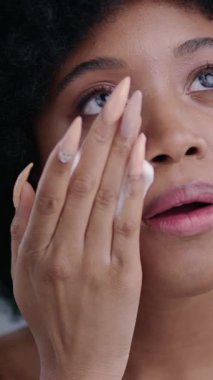 Bu güzel yakın çekim görüntüsünde doğal zarafetini sergiliyor, dingin bir sükuneti somutlaştırıyor.