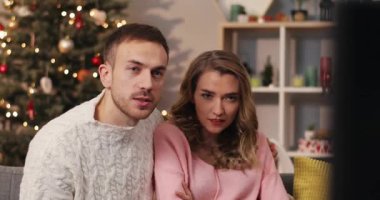 Birbirine aşık iki genç insan kanepede oturur, dikkatle televizyon seyreder ve konuşurlar. Hoş bir çift geceyi evde geçiriyor..