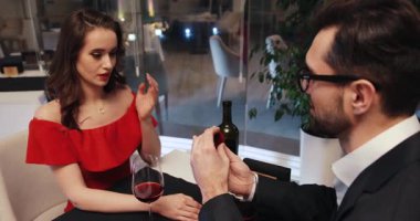 Takım elbiseli genç adam kıvırcık saçlı zarif Ukraynalı kıza evlenme teklif ediyor. Restoranda oturan genç bir çift. Harika bir kadın erkeği reddedip yalnız bırakıyor. İyi akşamlar..