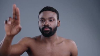 Kendine güvenen bir adamın çarpıcı portresi özgün doğal güzelliğini ve kişisel tarzını zarif bir şekilde sergiliyor.