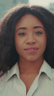 Gözleri kapalı genç bir kadın, yansımasında kaybolmuş, huzur ve iç gözlem sağlayan hafif bir aydınlatma banyosu yapmış.