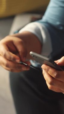 Bu meşgul edici video, kredi kartları ve cep telefonları arasındaki sorunsuz geçişi vurgulayan dijital ödemeleri ve iletişimi bireysel olarak gösteriyor