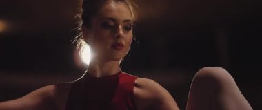 Bir dansçı sıcak ışıkta görüntülenir, zerafetini ve sanatını göstererek izleyicileri büyüler.