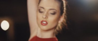 Yetenekli bir dansçının büyüleyici ve büyüleyici profili her hareketinde hem zarafet hem de tutku barındırıyor.