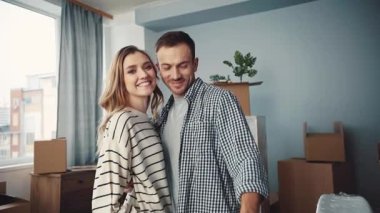 Genç bir çift heyecan dolu kutularını açarken yeni evlerinin keyfini çıkarıyorlar.