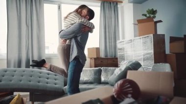 Sevgi dolu bir çift, kutuların arasında gerçekten samimi bir anı paylaşıyor, önlerinde uzanan yeni başlangıçları neşeyle kutluyorlar.