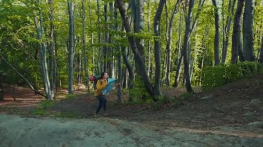Yürüyüş ekipmanlarıyla güzel bir kadın bir yol haritası tutuyor, dağ uçurumuna tırmanıyor. Aşırı yürüyüş, turizm, hobi, spor. Yürüyüş macerası, navigasyon, kadın gücü. Kadın portresi