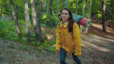 Genç neşeli yürüyüşçüler dağ tepelerine tırmanırken birbirlerine destek oluyorlar. Turizm, ekstrem spor, aktif yaşam tarzı, sağlık. Eğlence, macera zamanı..