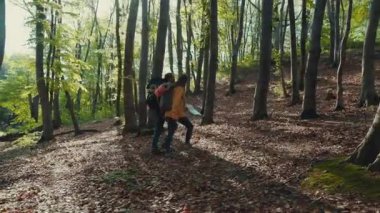 Ormanda gezen sırt çantalı iki genç gezgin orman doğasının güzelliğinin tadını çıkarıyorlar. Yürüyüş, keşif, tatil gezisi. Eğlenceli, aktif bir yaşam tarzı. Aşk hikayesi, arkadaşlık..