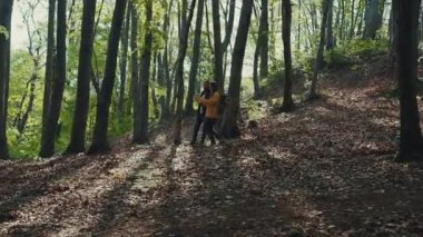 Genç Kafkas yürüyüşçüleri ormanda eğleniyorlar. Yol haritası, navigasyon, macera zamanı. Eğlence, yaşam sevinci, arkadaşlık..