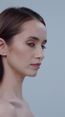 Bir modelin profil görüntüsü doğal güzelliğini minimalist estetikle vurgular, zarafeti ve zarafeti vurgular.