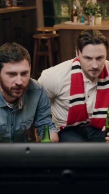 Bir grup yakın arkadaş ellerinde içkilerle ekranda eğlenirken heyecan verici bir spor oyunu oynuyorlar.