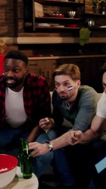 İki yakın arkadaş heyecan verici bir oyun gecesinde coşkuyla tezahürat yapıyorlar.