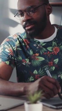 Yenilikçi tasarım uygulamalarıyla yaratıcılığı ve verimliliği gösteren masa başı işlerine odaklanan bir insan.