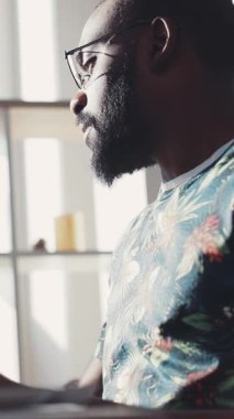 Profilde düşünceli bir adam, hayatı ve yaratıcılığın özünü yansıtan yumuşak ışıkla yıkanır.