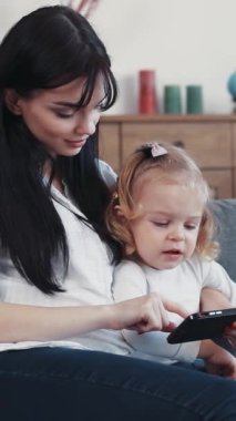 Sevgi dolu bir anne ve yavrusu teknolojiyi birlikte keşfederken paylaşılan çok iç açıcı bir an.