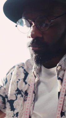 Odaklanmış bir tasarımcı, canlı, parlak ve sanatsal bir çalışma alanında eşsiz bir ilham ve yaratıcılık yakalar.