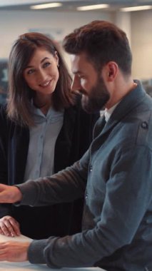 Bir çalışma alanında işbirliği yapan iki profesyonel, ortak proje fikirleri ve yeniliklerine odaklandı.