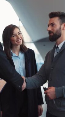 Son derece yetenekli iki profesyonel modern ve şık bir araba galerisinde canlı bir sohbete girişiyor.