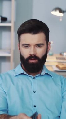 Bu video, her gün senaryolarda sakallı bir adamın koltukta dinlenmesini, masadaki bilgisayarı kullanmasını ve masada derin derin düşüncelere dalmasını gösteriyor.