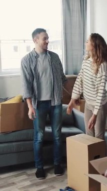 Kutularla dolu rahat bir oturma odasında, birkaç çift yeni evlerine taşınır, köpekleriyle hassas anlarını paylaşırlar, sevgilerini gösterirler.