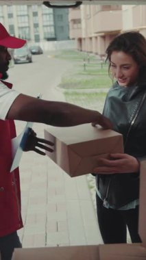 Kurye Afro-Amerikan, teslimat cihazı, karton teknoloji kutusu siparişi, postacı, sakallı, lojistik postacı...