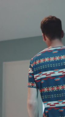 Bu hayat dolu mutfakta, sakallı bir adam ellerini yıkarken mavi sohbet eden bir kadın temizliği ön plana çıkarıyor. Bir diğeri bulaşık yıkamak ve işbirliği yapmak için katılıyor.