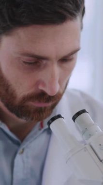 Beyaz laboratuvar önlüklü beyaz doktor mikroskop kullanarak tıbbi örnekler test ediyor. Mikrobiyoloji merkezi. Tıp bürosu. Doktor bilim adamı.