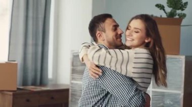 İnanılmaz derecede mutlu bir çift güzel döşenmiş yaşam alanlarında keyifli bir anın tadını çıkarıyor.