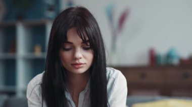 Kapatın genç esmer kadın kameraya bakıyor ve gülümsüyor. Güzel iş kadını. Pozitif moda kızı teknolojiyle yüzleşiyor.