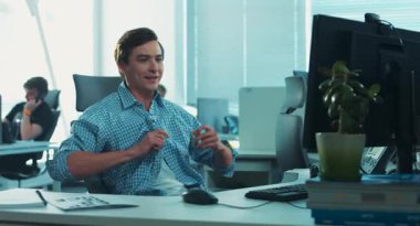 Dinlenmiş ve hafta sonundan sonra çalışmaya hazır bir adam geliyor. Bilgisayar dumanı, genç adam yardım masasını arıyor. Genç adam işten ayrılıyor..