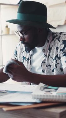 Odaklanmış ve tutkulu bir tasarımcı fikirler çizer, işbirliği yapar ve ilham veren yenilikçi moda kavramları yaratır.