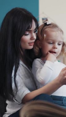 Bir anne ve çocuğu arasında paylaşılan, mutluluk ve öğrenme dolu, iç açıcı ve hoş bir an.