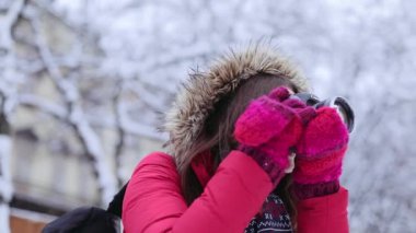 NEW YORK - 5 Aralık 2017: Kız, kış manzarasının arka planında film kamerasıyla çekim yapıyor