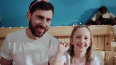 Komik ve aptal baba-kız perilik oynayıp yatağa patlamış mısır fırlatıyorlar. Ev partisi kutlamaları, kostümler, eğlenceli tatiller..