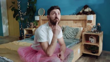 Pembe elbiseli yakışıklı baba doğum günü partisinde periyi oynuyor. Neşeli baba ve kız kucaklaşıyorlar. Mutluluktan gülümsüyorlar..