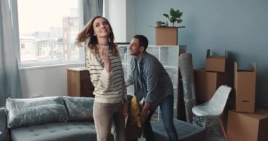 Bir çift heyecan verici bir şekilde yeni aldıkları evlerindeki kutuları açıyor, gelecek için sevinç ve beklentiyle dolu.