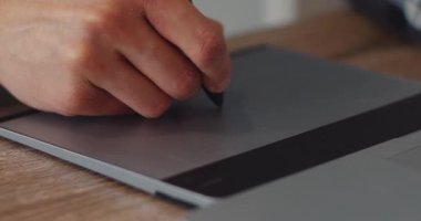 Etkileyici ve yaratıcı çalışmalar yaratmak için dijital tablette stil kullanan yetenekli bir sanatçı.