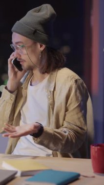 Bir adam telefonda konuşuyor, odaklandığını gösteriyor. Sahne, profesyonelliği ve iletişimi vurgulayan, modern iş hayatı dengesini gösteren bir masaya kayıyor.
