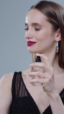 Göz kamaştırıcı bir manken şık bir makyaj ve şık bir kıyafet sergiliyor. Moda içeriği için mükemmel..