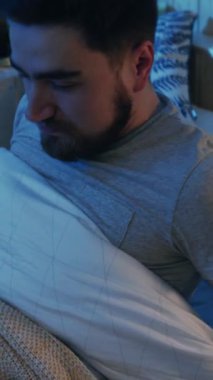 Huzurlu bir yatak odasında huzur içinde uyuyan bir adam. Etrafında sakinleştirici ve rahatlatıcı bir ortam var.