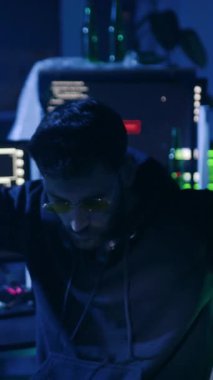 Loş bir odada, bilgisayarın başındaki bir adam stres ve belirsizliği somutlaştırırken, dijital aşırı yüklemenin duygusal bedelini yansıtan gergin bir sahne beliriyor.