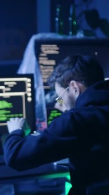 Loş bir odada, teknoloji meraklıları oyunu keşfediyorlar. Kapüşonlu bir adam monitörlere, diğeri oyunlara odaklanırken, gözlüklü bir adam da verileri analiz ediyor.