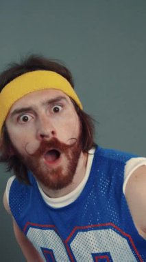 Benzersiz ve şık bir bıyıkla retro spor modasını yakalayan sanatsal klasik bir atletik portre.