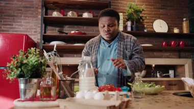 Sıcak ve davetkar bir mutfakta, bir şef ustalıkla taze ve canlı malzemeler seçer.