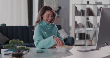 Bir kadın rahat bir ortamda film izlemekten hoşlanır, patlamış mısır yer, gerçek rahatlık ve rahatlığı somutlaştırır.